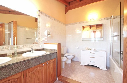 Alaro House | Pool oasis + summer kitchen, air conditioning, garden, WiFi, quiet location