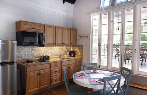 Historic Seaport Apartment | Pool, Pet Friendly, & Near Duval - Coastal Rose