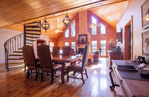 Dripping Springs House | Pool & Pickle ball sleeps 28 in the TX hill country