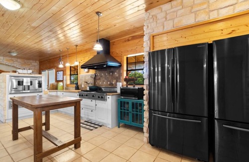 Dripping Springs House | Pool & Pickle ball sleeps 28 in the TX hill country