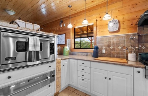 Dripping Springs House | Pool & Pickle ball sleeps 28 in the TX hill country