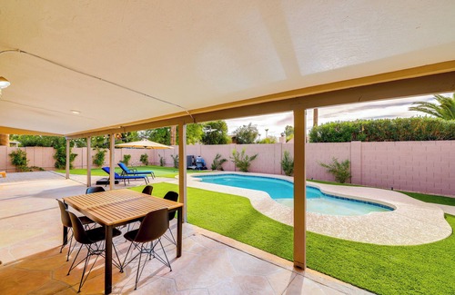 Paradise Valley Village Cottage | Pool & Putting Green: Central Scottsdale Home!
