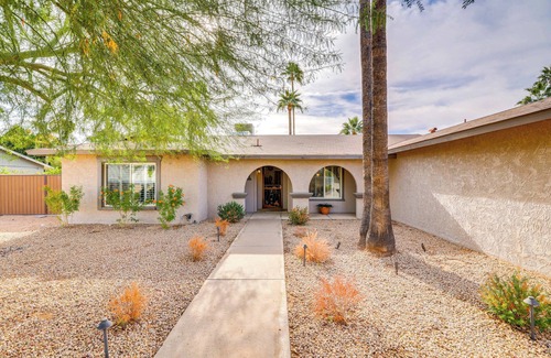 Paradise Valley Village Cottage | Pool & Putting Green: Central Scottsdale Home!