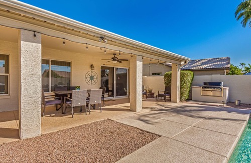 Pebblecreek House | Pool & Putting Green with Golf Cart minutes to Golf Courses in Sunny Arizona!