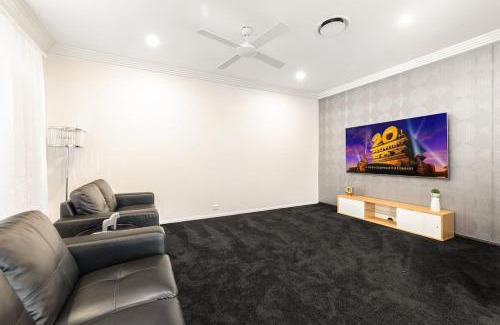 Benowa House | Pool Sauna Cinema Office Room 4BR Spacious house