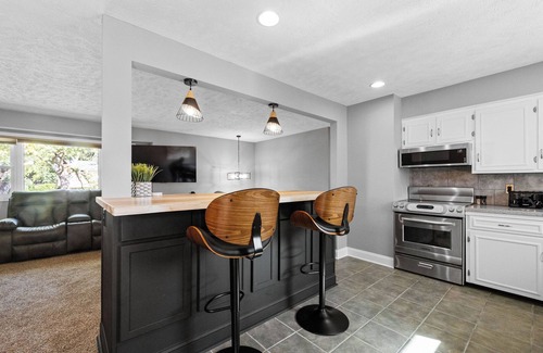 North Central Omaha House | Pool, Sauna, Work out area, ping pong, King Bed. So Many Amenities!