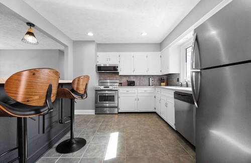 North Central Omaha House | Pool, Sauna, Work out area, ping pong, King Bed. So Many Amenities!