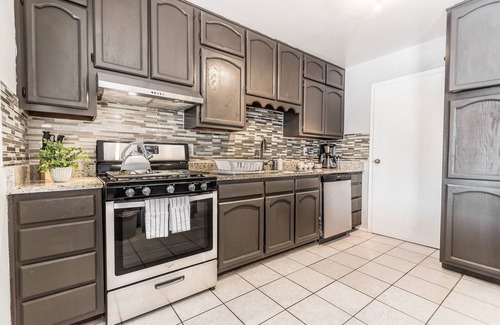Biggs Field House | POOL, Sleeps 10, CENTRALY LOCATED, game room, pets. great for LONG TERM stays.