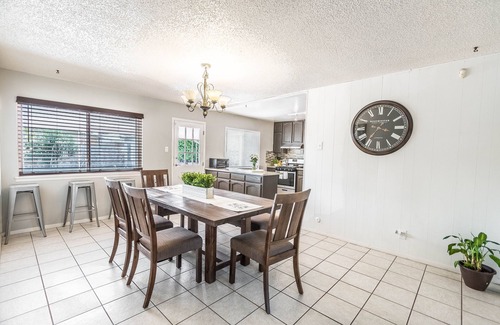 Biggs Field House | POOL, Sleeps 10, CENTRALY LOCATED, game room, pets. great for LONG TERM stays.