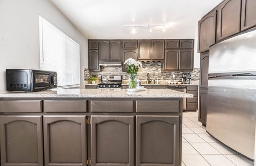 Biggs Field House | POOL, Sleeps 10, CENTRALY LOCATED, game room, pets. great for LONG TERM stays.