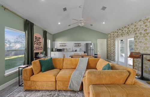Auburndale House | Pool + Sleeps 8 + 30mil to Legoland