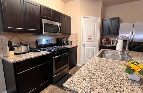 Kyle House | Pool Table, Foosball, King bed, Crib,Parking&Yard