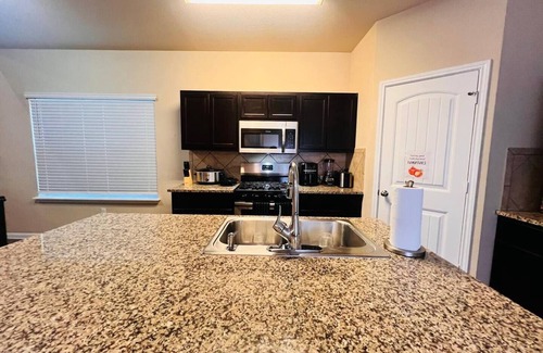 Kyle House | Pool Table, Foosball, King bed, Crib,Parking&Yard