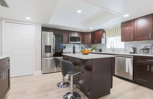 Pinellas Park House | Pool Table, Minigolf, Games @ Pondside Funhouse