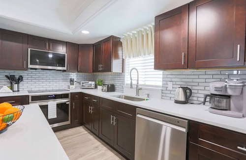 Pinellas Park House | Pool Table, Minigolf, Games @ Pondside Funhouse