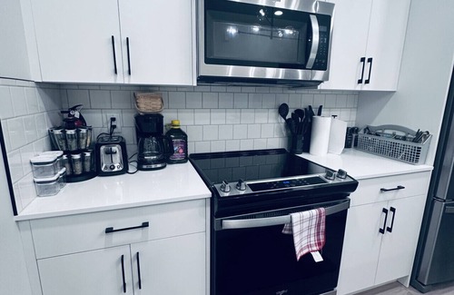 Southeast Edmonton House | Pool Table | Ping-Pong | Family and Pet Friendly