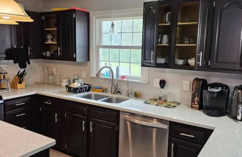 Fredericksburg House | Pool Table Wifi Fireplace Mins to Hospitals no hottub