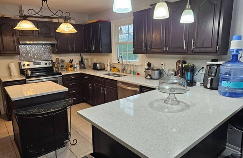 Fredericksburg House | Pool Table Wifi Fireplace Mins to Hospitals no hottub