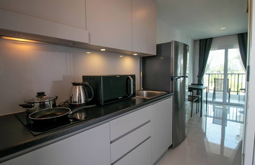 Kram Condo | Pool view 1 bdrm/Kitchen/AC/Wi-Fi/near the beach