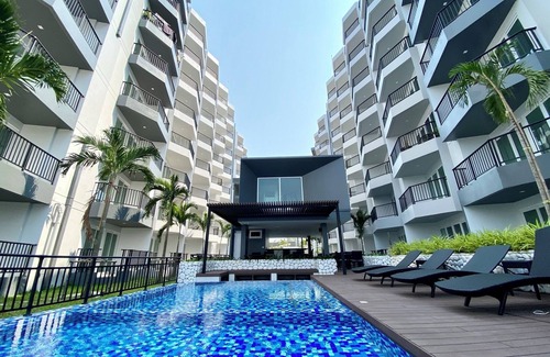 Kram Condo | Pool view 1 bdrm/Kitchen/AC/Wi-Fi/near the beach