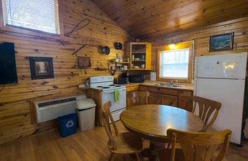 Eureka Springs Cabin | Pool+Wifi+Deck+3mi to Downtown Wild Plum Cabin#1
