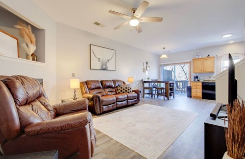 Manhattan House | Pool, Workspace, Garage 3bd 3bth - Pastore's Place