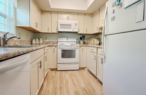 Englewood South Condo | Poolside 2BR – Boca to Manasota in Minutes