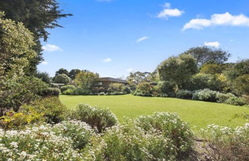 Rosebud House | Poolside Palms Oasis