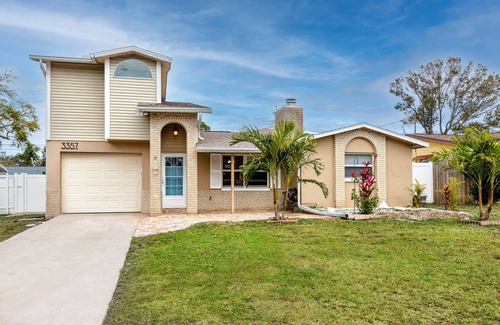 Anona House | Poolside Paradise close to Clearwater 5br 2bath sleeps 12 with heated pool