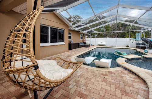 Anona House | Poolside Paradise close to Clearwater 5br 2bath sleeps 12 with heated pool