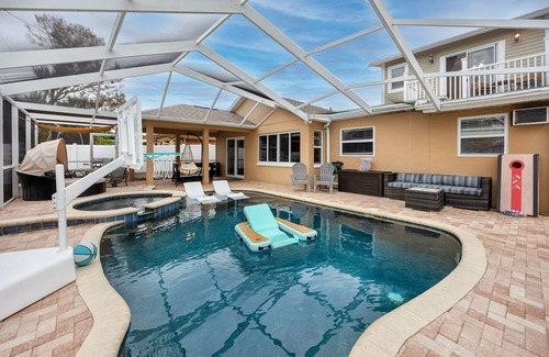 Anona House | Poolside Paradise close to Clearwater 5br 2bath sleeps 12 with heated pool