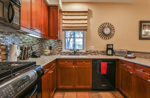 La Quinta Condo | Poolside! Renovated Poolside Villa next to sparking pool/spa, Pet Friendly! - Ground Floor (L40)