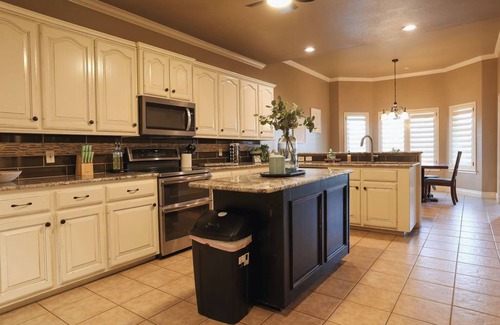 Wolfforth House | Poolside SW Vista Escape 6 Bedroom Just 20 Minutes to Tech