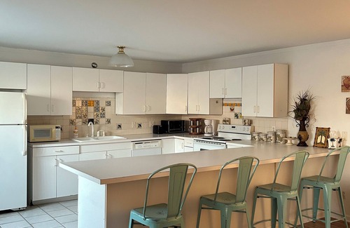 Mountain View Apartment | Pop & Grand's on the Square! Apartment with a balcony on the square