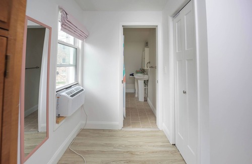 Southeast Omaha House | Poppleton Barn-Downtown Omaha Hanscom Park 4 Bedroom 3 Bath/3 miles from CWS