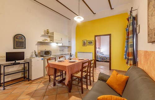 Castiglione del Lago Apartment | Poppy apt with shared pool, Castiglione del Lago, Italy