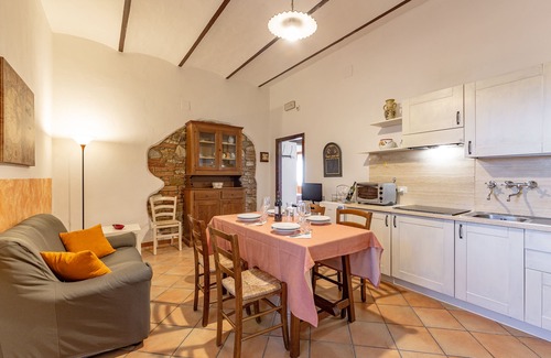 Castiglione del Lago Apartment | Poppy apt with shared pool, Castiglione del Lago, Italy