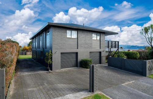 Waipahihi House | Poppy's Bach - Lake Taupo Holiday Home