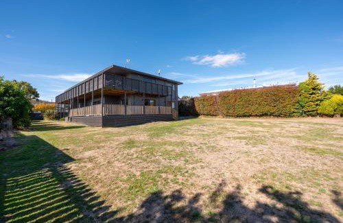 Waipahihi House | Poppy's Bach - Lake Taupo Holiday Home
