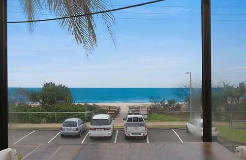 Bilinga Apartment | Poppy's by the Beach - Bilinga / North Kirra Beachfront - Min. 3 Night Stays!