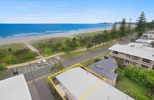 Bilinga Apartment | Poppy's by the Beach - Bilinga / North Kirra Beachfront - Min. 3 Night Stays!