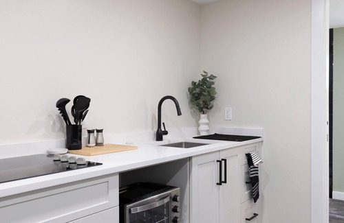 Port Dalhousie Apartment | Port Beach Retreat - Modern & Cozy Stay!