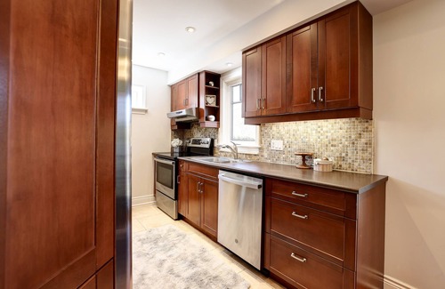 Port Credit House | Port Credit Paradise with Cozy Interior & Waterside