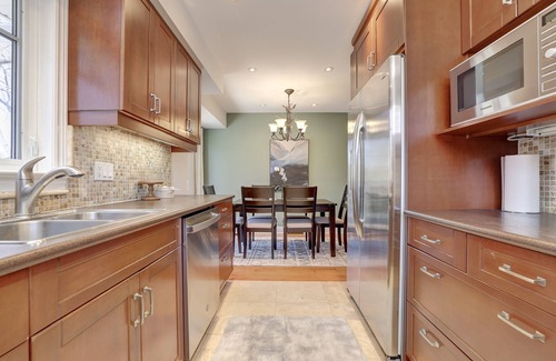 Port Credit House | Port Credit Paradise with Cozy Interior & Waterside