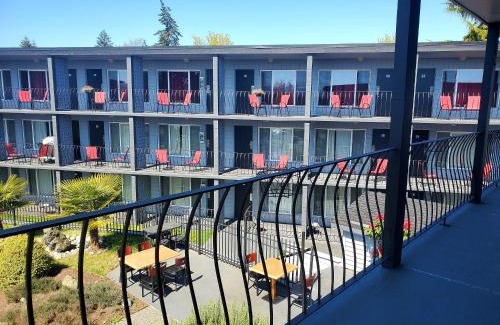 Regional District of Nanaimo Hotel | Port-O-Call Inn