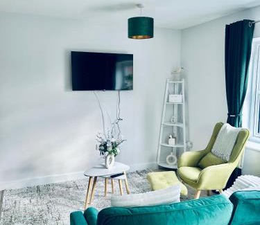 Dover Apartment | Port of Dover Apartments, quiet location with Castle Views and off road parking