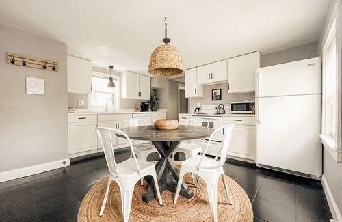 East Bayside Apartment | PORTLAND PENINSULA-SPACIOUS WALKABLE EAST END SPOT