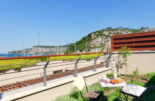 Portopiccolo Apartment | Portopiccolo Apartments - Giardino vista castello