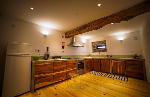 Belinho House | Portuguese villa, with garden and swimming pool, close to the sea and the river.