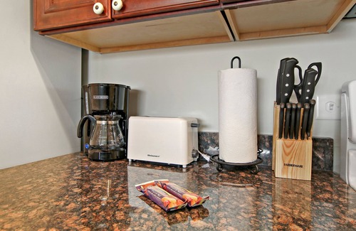 Arlington Heights Condo | Posh 1BR Apartment in Arlington Heights
